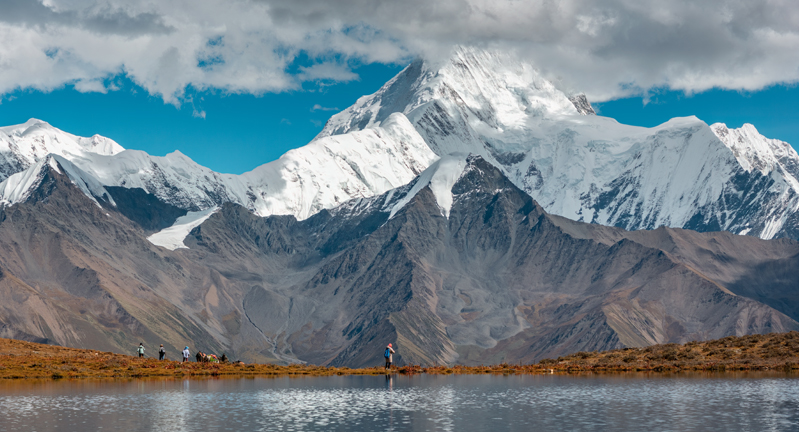 Snowy mountains and lakes in the eastern Tibetan plateau region