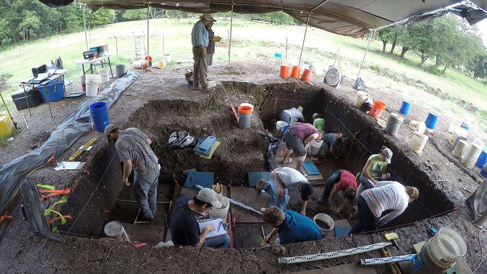 photo of students on archaeological dig